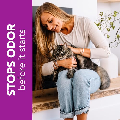 Mujer acariciando su gato limpio que utiliza el producto Ökocat