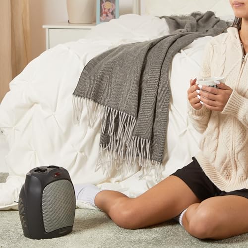 Mujer usando calentador Amazon Basics cerámico