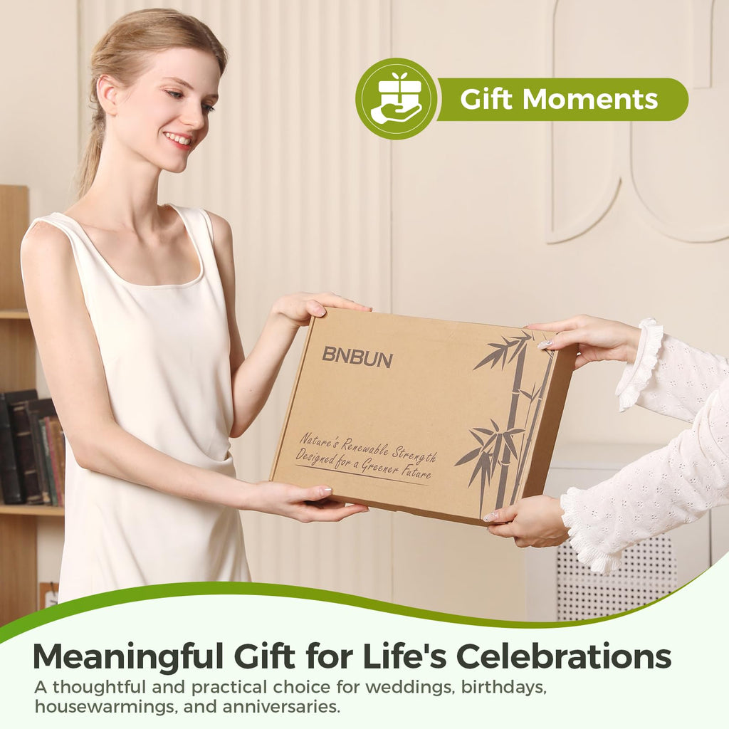 Mujer sosteniendo juego de tablas de cortar de bambú como regalo