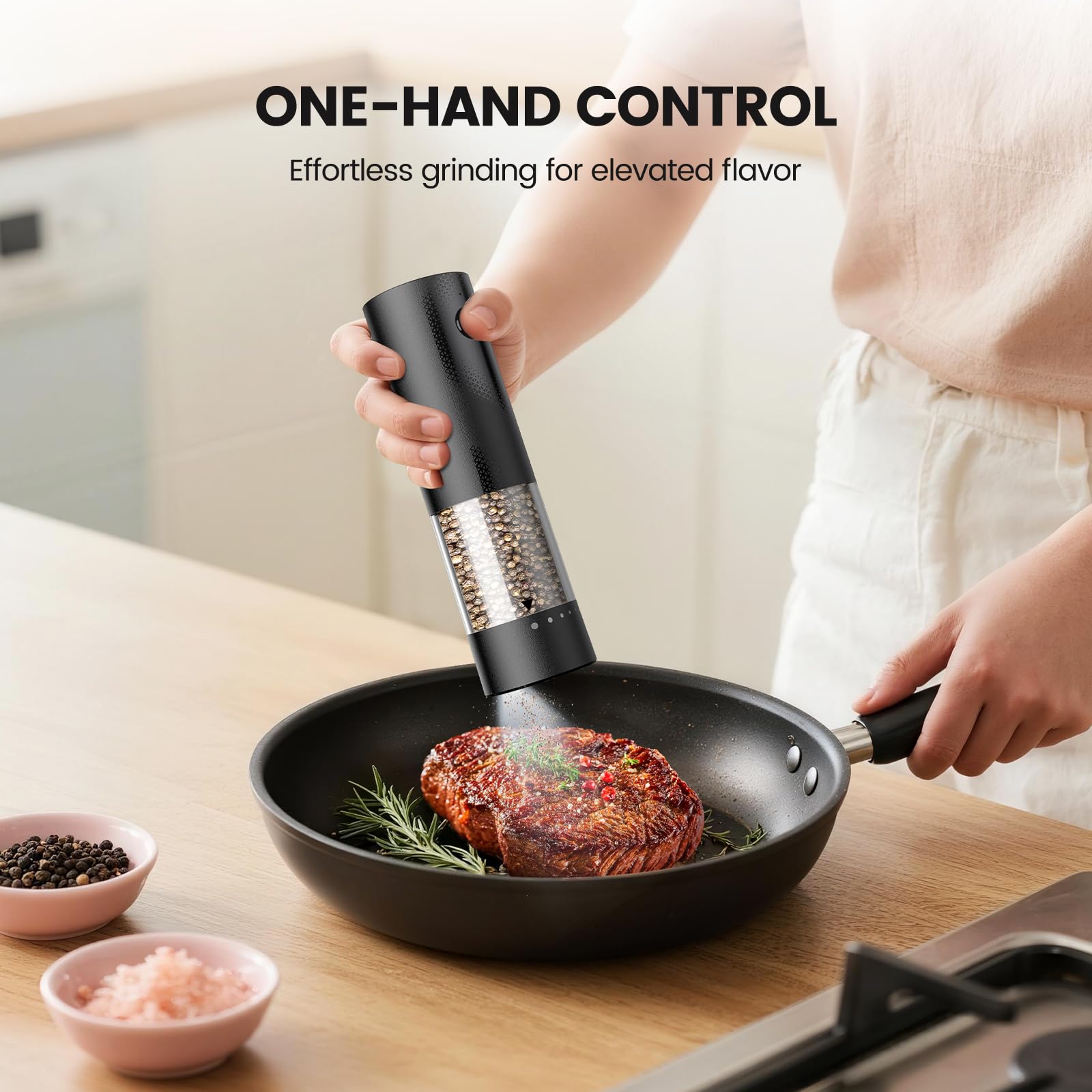 Molinillo eléctrico ajustable sobre plato de comida