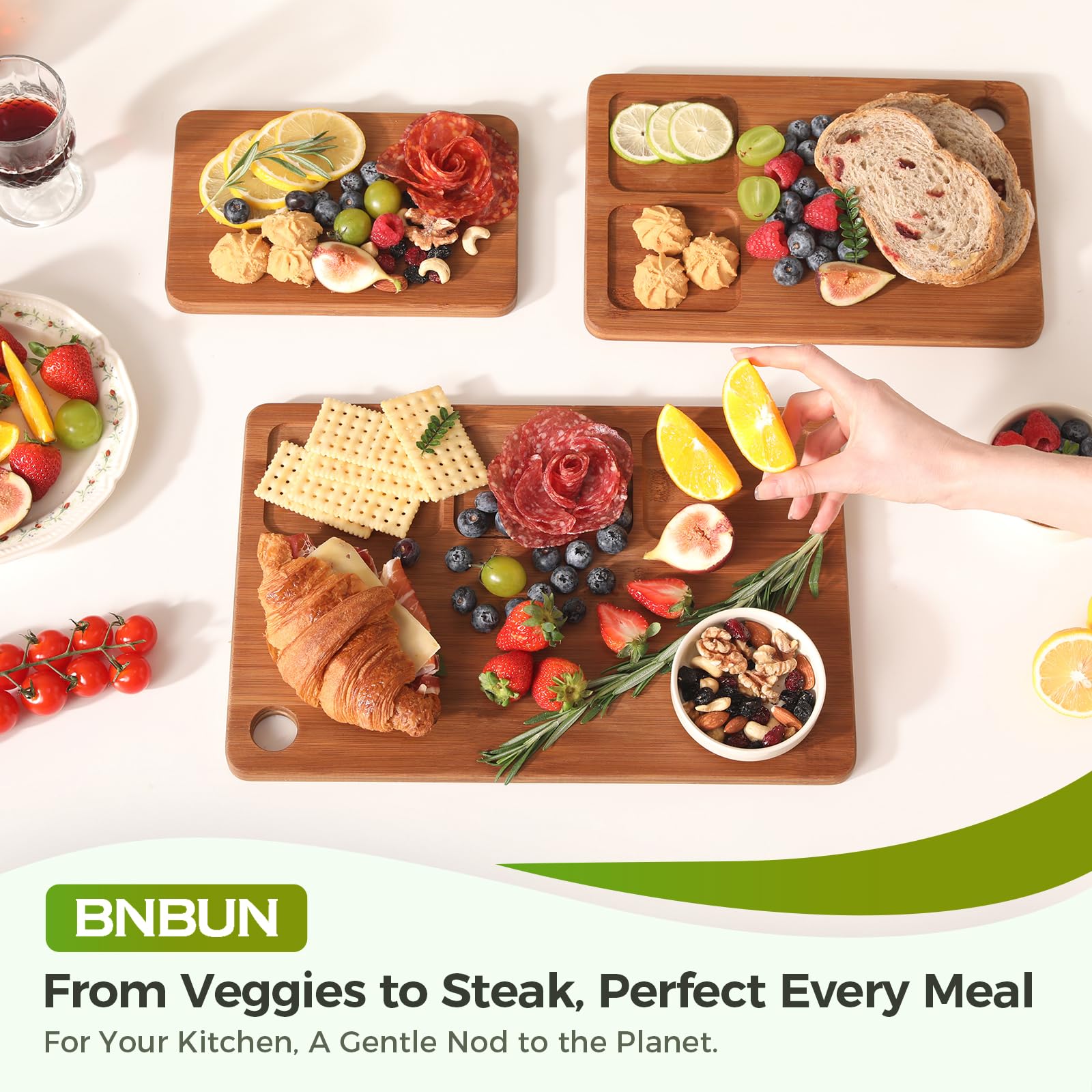 Tablas de cortar de bambú con alimentos preparados